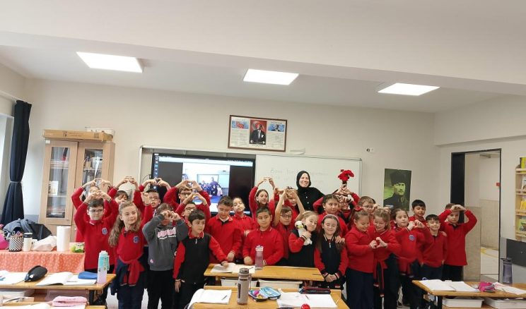 HEPİNİZİ O ALTIN YÜREKLERİNİZDEN ÖPÜYORUZ