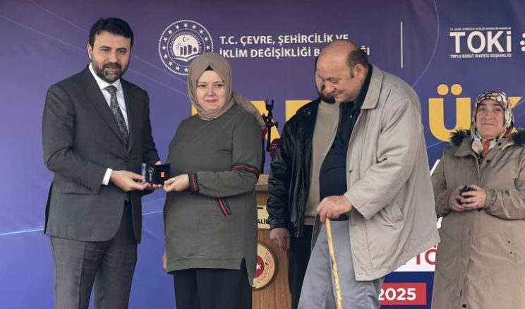 ENİŞTE ANAHTARLARI GÖNDERDİ, KAYINBİRADER TESLİM ETTİ