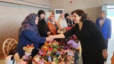 HUKUKÇU FIRST LADY HER DAİM KARABÜKLÜ KADINLARIN YANINDA