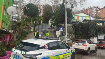 ANAOKULU ÖĞRENCİSİ KAYAN KAMYONETİN ALTINDA KALDI