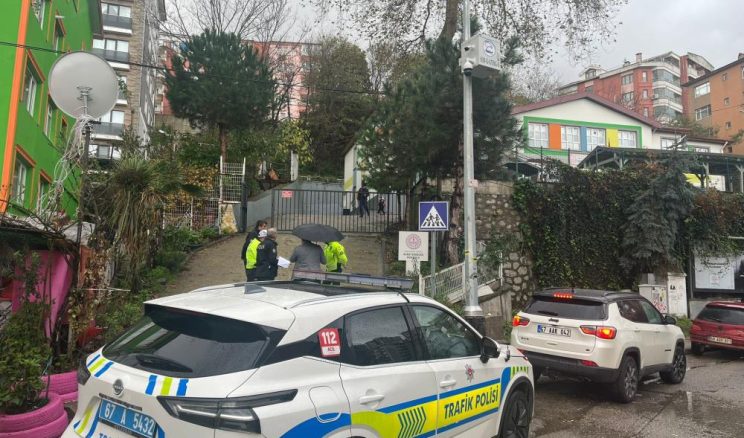 ANAOKULU ÖĞRENCİSİ KAYAN KAMYONETİN ALTINDA KALDI