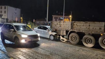 OTOMOBİL TIRIN DORSESİNE SAPLANDI