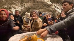 YERİN 150 METRE ALTINDA ŞİFA ARIYORLAR