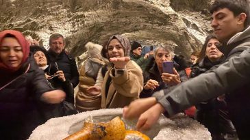 YERİN 150 METRE ALTINDA ŞİFA ARIYORLAR