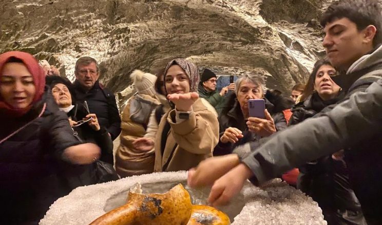 YERİN 150 METRE ALTINDA ŞİFA ARIYORLAR