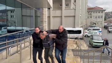 “EŞİME NEDEN BAKTIN?” DİYEN ADAMI BIÇAKLAYARAK ÖLDÜRDÜ