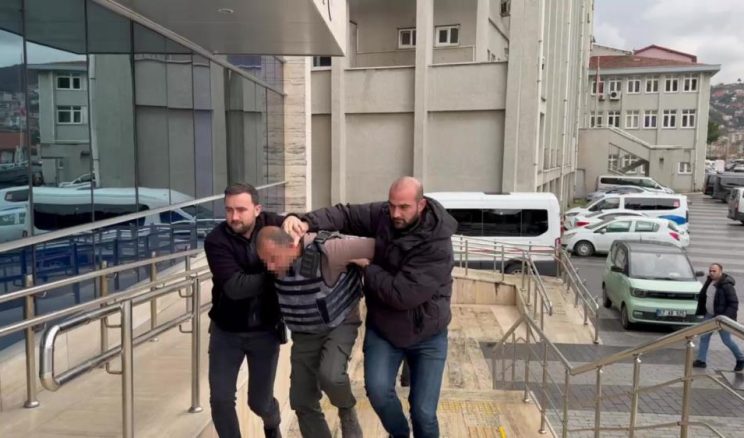 “EŞİME NEDEN BAKTIN?” DİYEN ADAMI BIÇAKLAYARAK ÖLDÜRDÜ