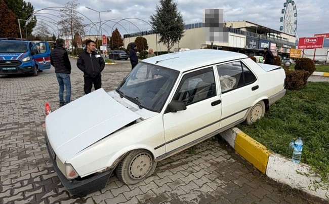 KAMYONET OTOMOBİLE ÇARPTI