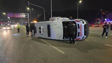 OTOMOBİLLE ÇARPIŞAN AMBULANS DEVRİLDİ; 3 SAĞLIK ÇALIŞANI YARALI