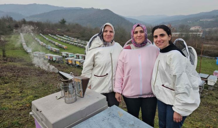 ANNE VE KIZLARI KESTANE BALI ÜRETİYOR