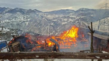 AHŞAP EV KÜLE DÖNDÜ