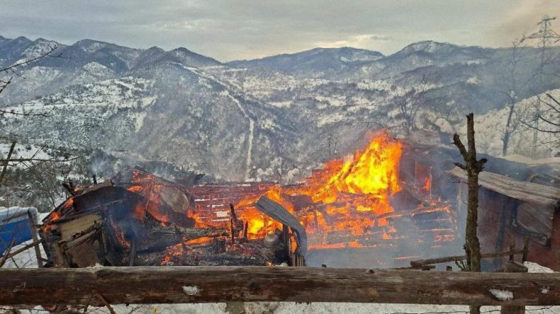 AHŞAP EV KÜLE DÖNDÜ