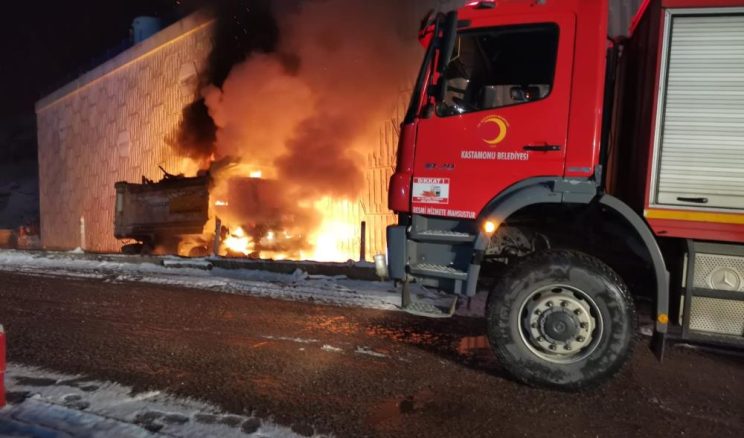 KERESTE YÜKLÜ KAMYON ALEV ALEV YANDI