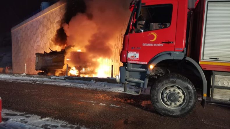KERESTE YÜKLÜ KAMYON ALEV ALEV YANDI