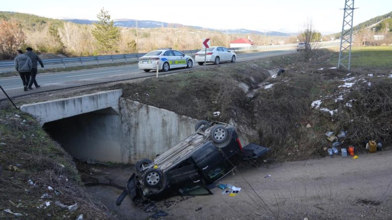 ALT GEÇİDE UÇAN ARACIN ŞOFÖRÜ HAYATINI KAYBETTİ