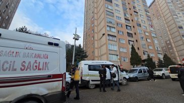 BEŞİNCİ KATTAN DÜŞEN YAŞLI KADIN HAYATINI KAYBETTİ