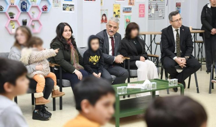 KARABÜKLÜ VALİ VE EŞİNDEN MİNİKLERE ANNE-BABA ŞEFKATİ