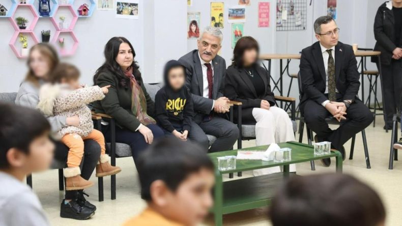 KARABÜKLÜ VALİ VE EŞİNDEN MİNİKLERE ANNE-BABA ŞEFKATİ