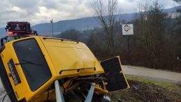 DEMİR BARİYERE ÇARPTI