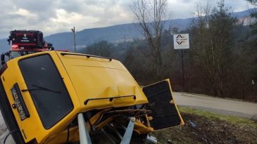 DEMİR BARİYERE ÇARPTI