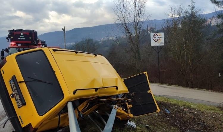 DEMİR BARİYERE ÇARPTI