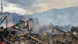 DÖRT EV VE BİR AHIR KÜL OLDU