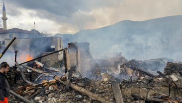 DÖRT EV VE BİR AHIR KÜL OLDU