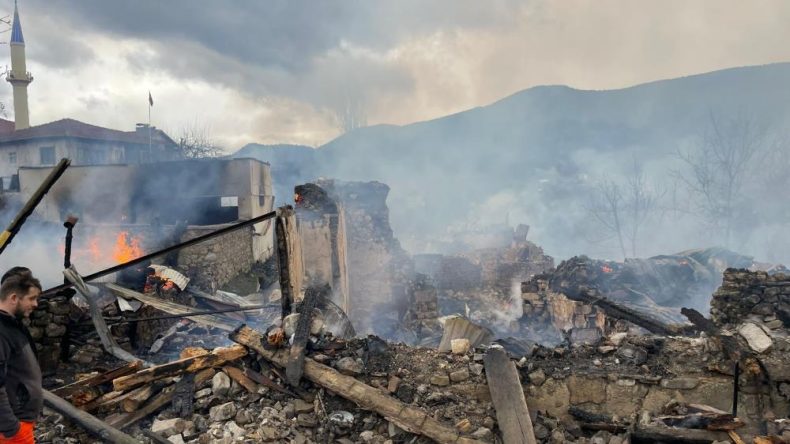 DÖRT EV VE BİR AHIR KÜL OLDU