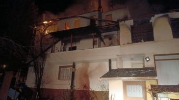 MUHTARIN 3 KATLI EVİNDE YANGIN ÇIKTI