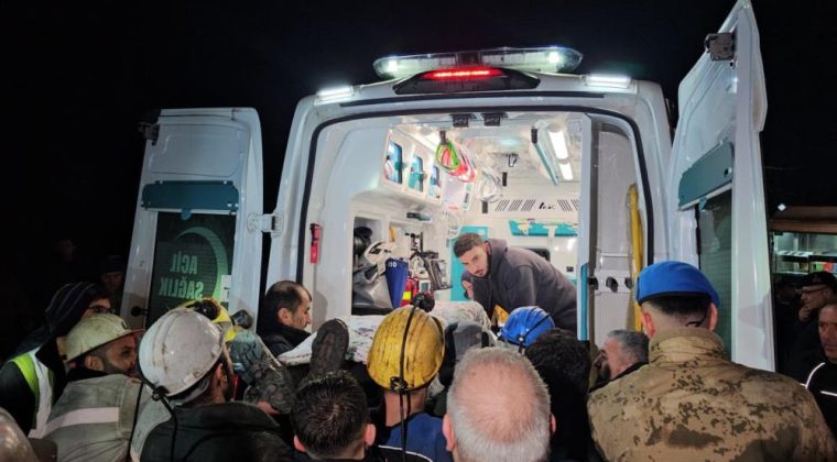 ÇİZMELERİYLE MORGA KALDIRILDI