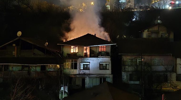 MAHSUR KALAN YAŞLI ADAMI İTFAİYE KURTARDI