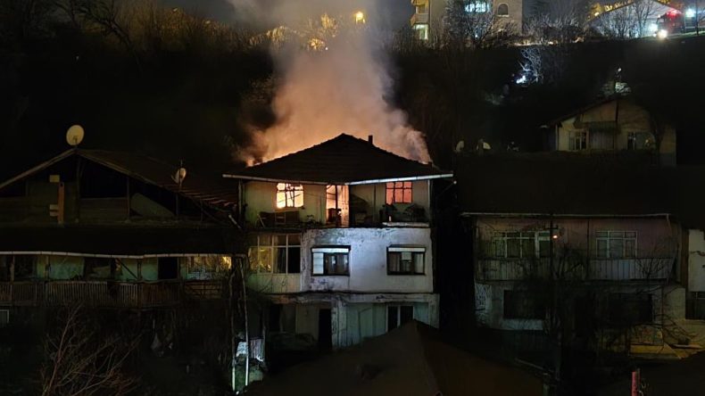 MAHSUR KALAN YAŞLI ADAMI İTFAİYE KURTARDI