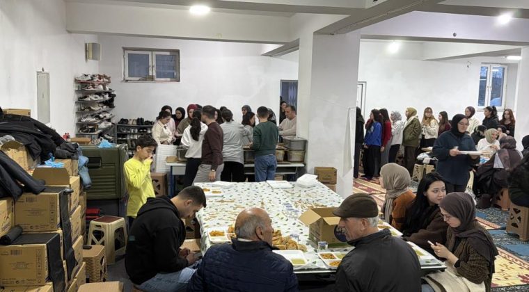 HER GÜN 800 ÖĞRENCİYE İFTAR VERİYORLAR