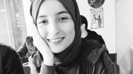 ÖLÜM ÇİÇEĞİ BURNUNDA ÖĞRETMENİ OTOBÜS DURAĞINDA YAKALADI