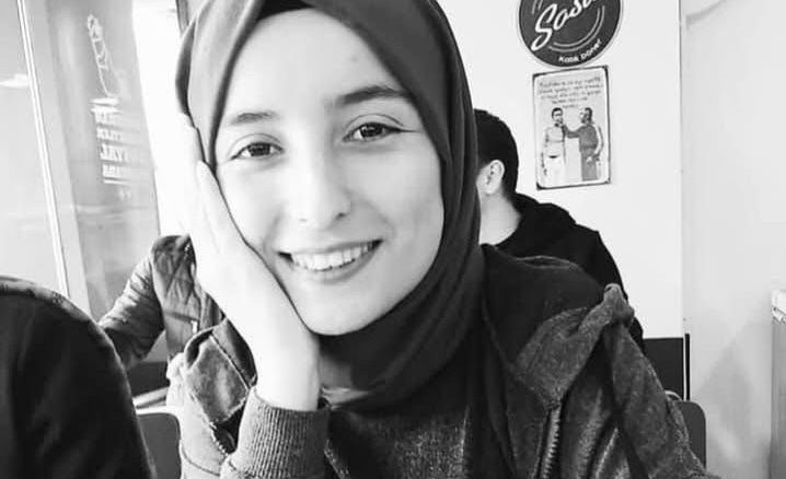 ÖLÜM ÇİÇEĞİ BURNUNDA ÖĞRETMENİ OTOBÜS DURAĞINDA YAKALADI