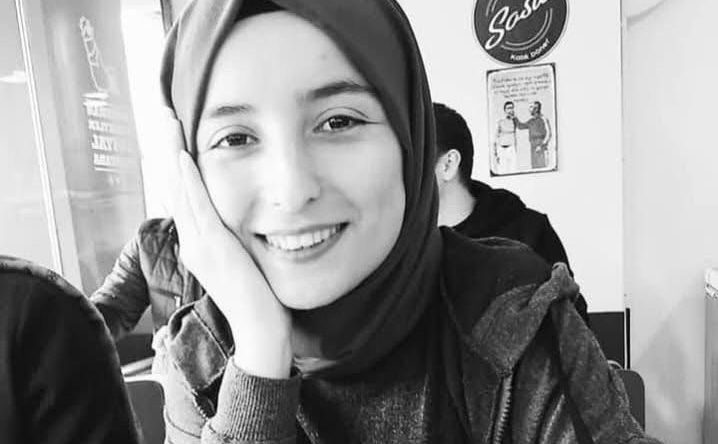 ÖLÜM ÇİÇEĞİ BURNUNDA ÖĞRETMENİ OTOBÜS DURAĞINDA YAKALADI