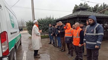 NAMAZLARINI BİRKAÇ BELEDİYE ÇALIŞANI KILDI!