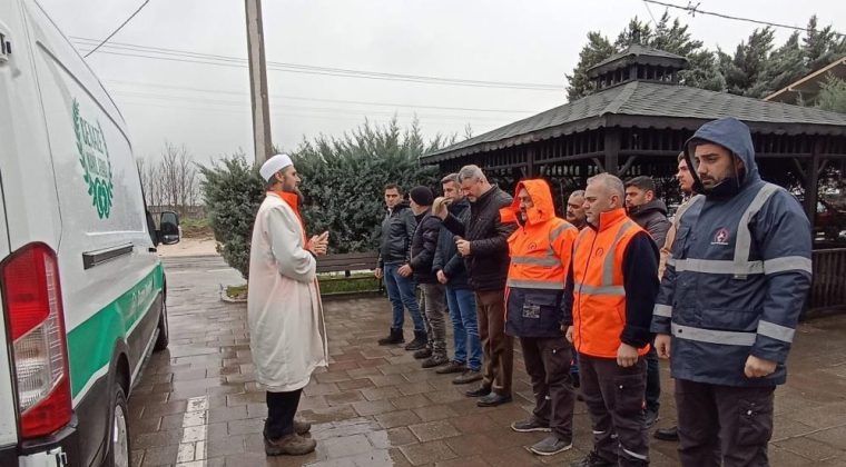 NAMAZLARINI BİRKAÇ BELEDİYE ÇALIŞANI KILDI!