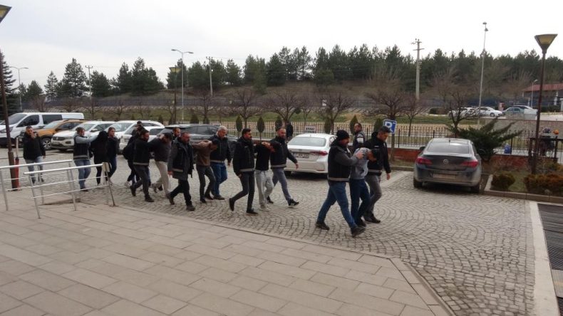 MİDESİNDE 33 PAKET METAFİNİ ÜLKEYE SOKTU!