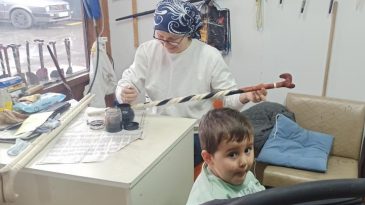 BİR ELİYLE TORUN SALLIYOR, DİĞER ELİYLE DÜNYACA ÜNLÜ BASTONLARI ÜRETİYOR