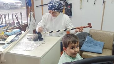 BİR ELİYLE TORUN SALLIYOR, DİĞER ELİYLE DÜNYACA ÜNLÜ BASTONLARI ÜRETİYOR