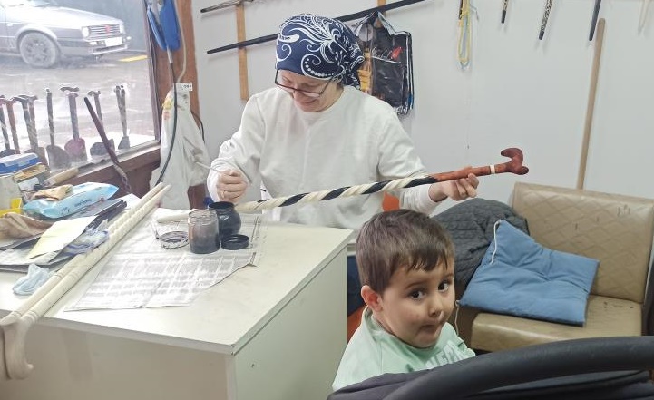 BİR ELİYLE TORUN SALLIYOR, DİĞER ELİYLE DÜNYACA ÜNLÜ BASTONLARI ÜRETİYOR