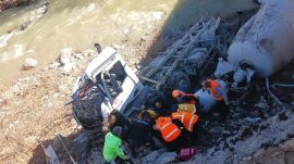 BETON MİKSERİ DEREYE UÇTU!