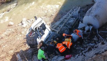 BETON MİKSERİ DEREYE UÇTU!