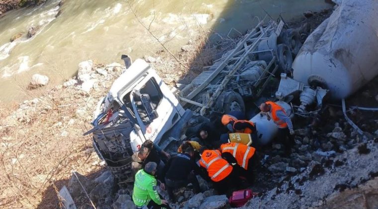 BETON MİKSERİ DEREYE UÇTU!