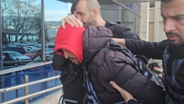 EŞİNİN DAYISINI BIÇAKLAYARAK ÖLDÜRDÜ!