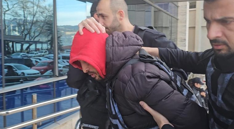 EŞİNİN DAYISINI BIÇAKLAYARAK ÖLDÜRDÜ!