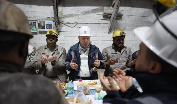 BAKAN BAYRAKTAR MADENCİLERLE İFTAR YAPTI