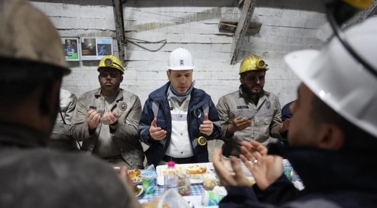 BAKAN BAYRAKTAR MADENCİLERLE İFTAR YAPTI