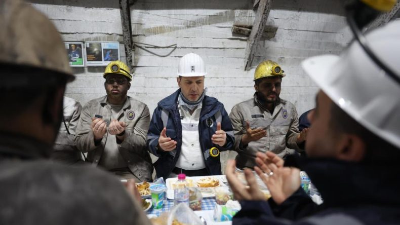 BAKAN BAYRAKTAR MADENCİLERLE İFTAR YAPTI